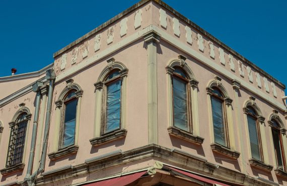 A vintage corner facade of an old building in Sakarya, Türkiye capturing classic architecture.